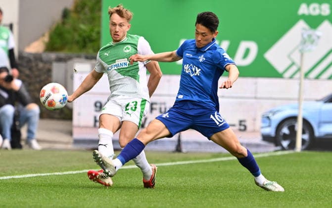 19 04 2026 Soccer Season 2025 2026 2 Soccer Bundesliga 30 Matchday SpVgg Greuther Fürth Kleeblatt SV Darmstadt 98 Lilien Sportfoto Zink xwoxzix DFL regulations prohibit any use of photographs as image sequences and or quasi video only for editorial use Jannik Dehm 23, SpVgg Greuther Fürth Hiroki Akiyama 16, SV Darmstadt 98 D98 SV98