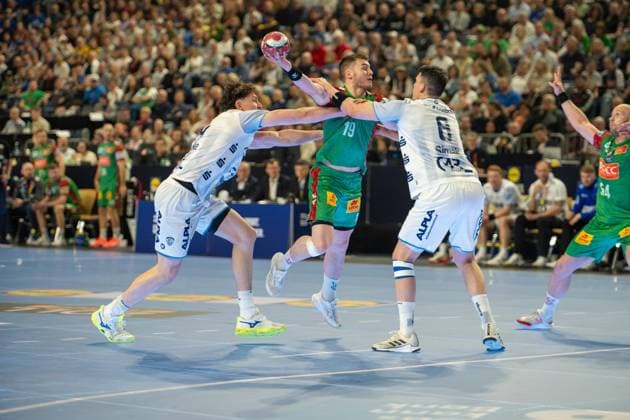 Elvar Orn Jonsson, backcourt, SC Magdeburg 19 , Frederik Simak, backcourt TBV Lemgo Lippe 8 , TBV Lemgo Lippe SC Magdeburg, DHB Pokal Maenner, Herren, 6 Spieltag, Spiel um Platz 3, Daikin HBL, Lidl Final 4, 19 04 2026 Köln NRW Germany Copyright: xkolbert-press MartinxWdziecznyx