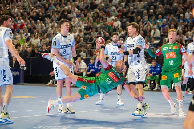 Oscar Bergendahl, Kreislaeufer, SC Magdeburg 54 , Frederik Simak, Rueckraum TBV Lemgo Lippe 8 , TBV Lemgo Lippe SC Magdeburg, DHB Pokal Maenner, Herren, 6 Spieltag, Spiel um Platz 3, Daikin HBL, Lidl Final 4, 19 04 2026 Köln NRW Germany Copyright: xkolbert-press MartinxWdziecznyx