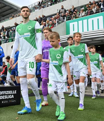 19 04 2026 Soccer Season 2025 2026 2 Soccer Bundesliga 30 Matchday SpVgg Greuther Fürth Kleeblatt SV Darmstadt 98 Lilien Sportfoto Zink xwoxzix DFL regulations prohibit any use of photographs as image sequences and or quasi video only for editorial use Branimir Hrgota 10, SpVgg Greuther Fürth läuft ein