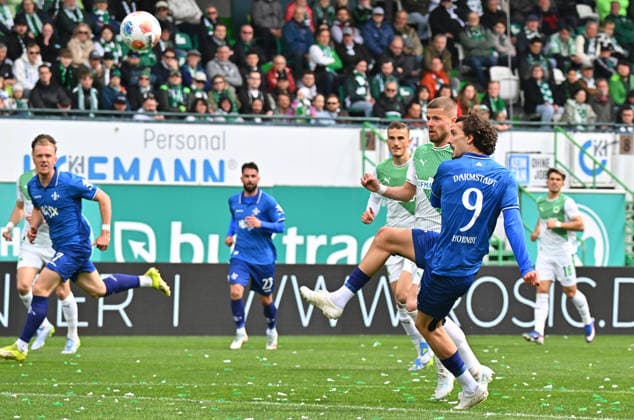 19 04 2026 Soccer Season 2025 2026 2 Soccer Bundesliga 30 Matchday SpVgg Greuther Fürth Kleeblatt SV Darmstadt 98 Lilien Sportfoto Zink MeZi xmexzix DFL regulations prohibit any use of photographs as image sequences and or quasi video only for editorial use Fraser Hornby 9, SV Darmstadt 98 D98 SV98 vor Jan Elvedi 15, SpVgg Greuther Fürth