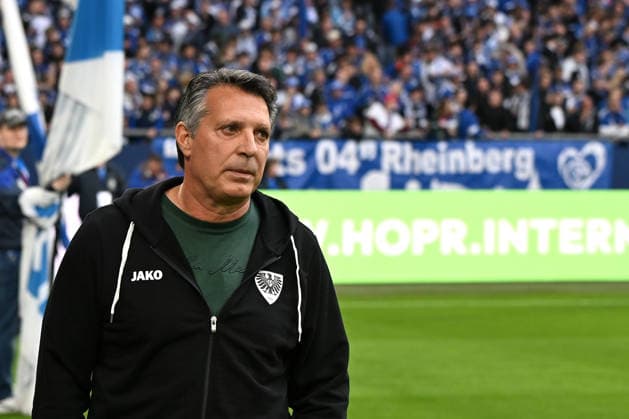 Trainer Alois Schwartz (Preussen Muenster) schaut waehrend des Spiels der 2. Bundesliga zwischen FC Schalke 04 und Preußen Münster, Veltins-Arena am 19. April 2026 in Gelsenkirchen, Deutschland. (Foto von Ralf Treese DeFodi Images) +++ Trainer Alois Schwartz (Preussen Muenster) looks on during the 2. Bundesliga match between FC Schalke 04 and Preußen Münster at Veltins-Arena on April 19, 2026 in Gelsenkirchen, Germany. (Photo by Ralf Treese DeFodi Images) DFB DFL REGULATIONS PROHIBIT ANY USE OF PHOTOGRAPHS AS IMAGE SEQUENCES AND OR QUASI-VIDEO. (Photo by Ralf Treese DeFodi Images) - *** Coach Alois Schwartz Preussen Muenster looks on during the 2 Bundesliga match between FC Schalke 04 and Preußen Münster, Veltins Arena on April 19, 2026 in Gelsenkirchen, Germany Photo by Ralf Treese DeFodi Images Trainer Alois Schwartz Preussen Muenster looks on during the 2 Bundesliga match between FC Schalke 04 and Preußen Münster at Veltins Arena on April 19, 2026 in Gelsenkirchen, Germany Photo by Ralf Treese DeFodi Images DFB DFL REGULATIONS PROHIBIT ANY USE OF PHOTOGRAPHS AS IMAGE SEQUENCES AND OR QUASI VIDEO Photo by Ralf Treese DeFodi Images