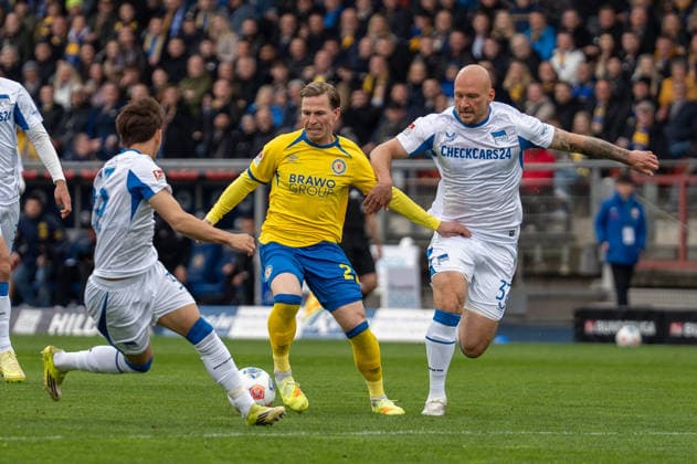 Germany Soccer, 2 Bundesliga, Matchday 30 2025 26, Eintracht Braunschweig Hertha BSC on 19 04 in Braunschweig, Eintracht Stadion Lino Tempelmann Eintracht Braunschweig 20 Toni Leistner Hertha BSC 37 Copyright: xSvenxHeidmannx