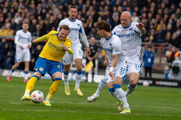 Germany Soccer, 2 Bundesliga, Matchday 30 2025 26, Eintracht Braunschweig Hertha BSC on 19 04 in Braunschweig, Eintracht Stadion Lino Tempelmann Eintracht Braunschweig 20 Toni Leistner Hertha BSC 37 Michal Karbownik Hertha BSC 33 Copyright: xSvenxHeidmannx