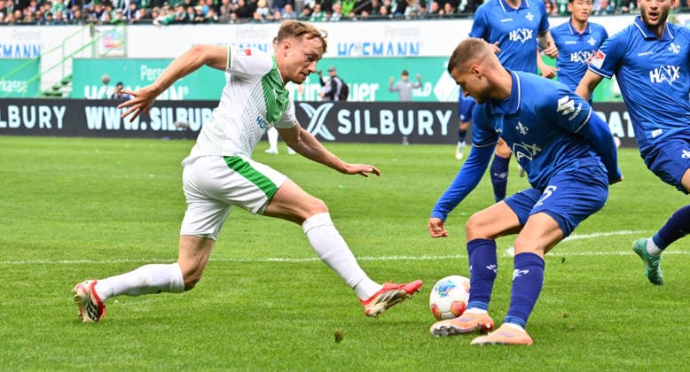 19 04 2026 Soccer Season 2025 2026 2 Soccer Bundesliga 30 Matchday SpVgg Greuther Fürth Kleeblatt SV Darmstadt 98 Lilien Sportfoto Zink xwoxzix DFL regulations prohibit any use of photographs as image sequences and or quasi video only for editorial use Jannik Dehm 23, SpVgg Greuther Fürth Fabian Nürnberger Nuernberger 15, SV Darmstadt 98 D98 SV98