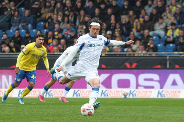 19 04 2025, xtgx, Fußball 2 Bundesliga, Eintracht Braunschweig Hertha BSC Berlin v l Fabian Reese Hertha, 11 schiesst Tor, schießt, Torschuetze, erzielt Tor, Treffer, scores the goal 0 1 Elfmeter DFL DFB REGULATIONS PROHIBIT ANY USE OF PHOTOGRAPHS as IMAGE SEQUENCES and or QUASI VIDEO Braunschweig