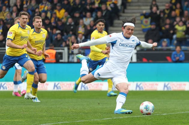 19 04 2025, xtgx, Fußball 2 Bundesliga, Eintracht Braunschweig Hertha BSC Berlin v l Fabian Reese Hertha, 11 schiesst Tor, schießt, Torschuetze, erzielt Tor, Treffer, scores the goal 0 1 Elfmeter DFL DFB REGULATIONS PROHIBIT ANY USE OF PHOTOGRAPHS as IMAGE SEQUENCES and or QUASI VIDEO Braunschweig