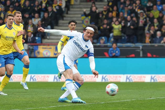 19 04 2025, xtgx, Fußball 2 Bundesliga, Eintracht Braunschweig Hertha BSC Berlin v l Fabian Reese Hertha, 11 schiesst Tor, schießt, Torschuetze, erzielt Tor, Treffer, scores the goal 0 1 Elfmeter DFL DFB REGULATIONS PROHIBIT ANY USE OF PHOTOGRAPHS as IMAGE SEQUENCES and or QUASI VIDEO Braunschweig