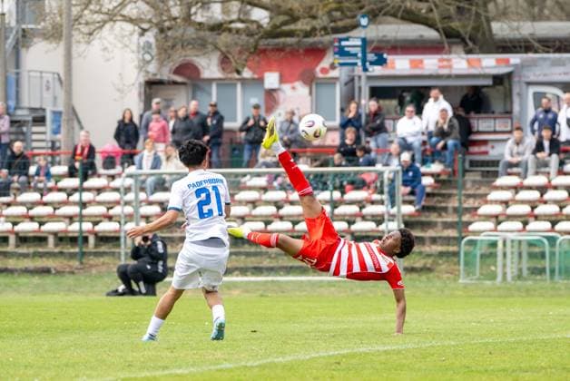 Fussball, A-Junioren, Saison 2025 2026, DFB-Nachwuchsliga (Hauptrunde Gruppe A, 9. Spieltag), 1. FC Union Berlin U19 - SC Paderborn U19, v. l. Haruto Shakata (Paderborn), Yann Megaptche (U19, 1. FC Union Berlin), 19.04. 2026, *** Soccer, A Juniors, Season 2025 2026, DFB Nachwuchsliga Main Round Group A, Matchday 9 , 1 FC Union Berlin U19 SC Paderborn U19, v l Haruto Shakata Paderborn , Yann Megaptche U19, 1 FC Union Berlin , 19 04 2026, Copyright: xMatthiasxKochx