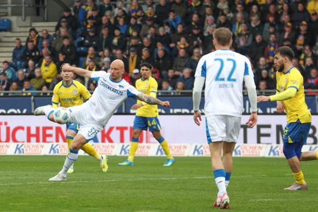 19 04 2025, xtgx, Soccer 2 Bundesliga, Eintracht Braunschweig Hertha BSC Berlin v l Toni Leistner Hertha, 37 shoots the ball on goal, shot on goal, shot DFL DFB REGULATIONS PROHIBIT ANY USE OF PHOTOGRAPHS as IMAGE SEQUENCES and or QUASI VIDEO Braunschweig