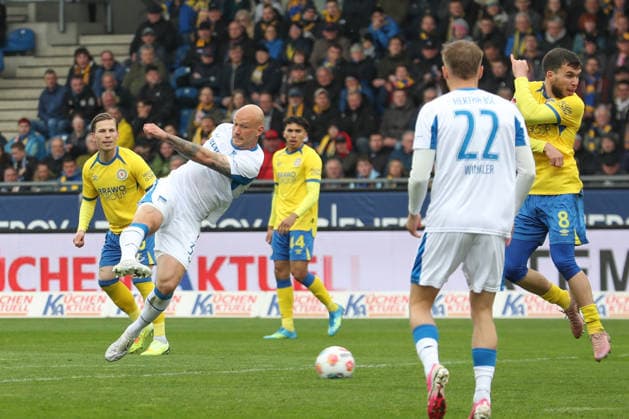 19 04 2025, xtgx, Soccer 2 Bundesliga, Eintracht Braunschweig Hertha BSC Berlin v l Toni Leistner Hertha, 37 shoots the ball on goal, shot on goal, shot DFL DFB REGULATIONS PROHIBIT ANY USE OF PHOTOGRAPHS as IMAGE SEQUENCES and or QUASI VIDEO Braunschweig