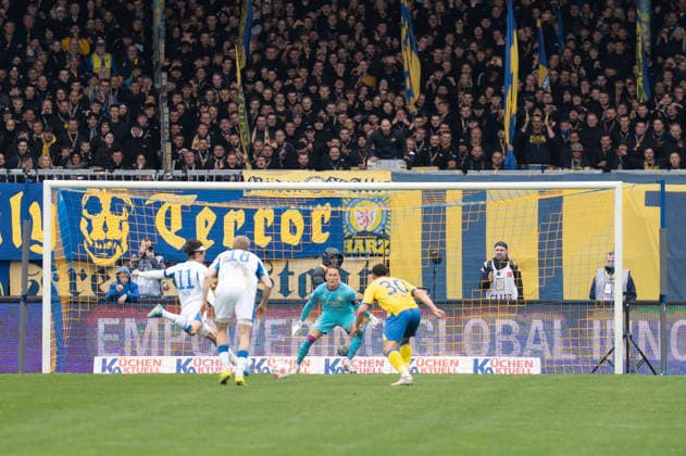 Germany Soccer, 2 Bundesliga, Matchday 30 2025 26, Eintracht Braunschweig Hertha BSC on 19 04 in Braunschweig, Eintracht Stadion Goal Penalty kept Ron Thorben Hoffmann Eintracht Braunschweig 1 Follow-up to 0 1 Fabian Reese Hertha BSC 11 Jubel Freude Emotionen Torjubel Copyright: xSvenxHeidmannx