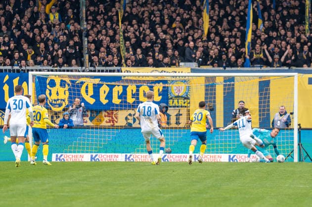Germany Soccer, 2 Bundesliga, Matchday 30 2025 26, Eintracht Braunschweig Hertha BSC on 19 04 in Braunschweig, Eintracht Stadion Goal Penalty kept Ron Thorben Hoffmann Eintracht Braunschweig 1 Follow-up to 0 1 Fabian Reese Hertha BSC 11 Jubel Freude Emotionen Torjubel Copyright: xSvenxHeidmannx
