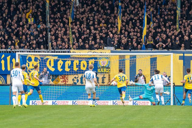 Germany Soccer, 2 Bundesliga, Matchday 30 2025 26, Eintracht Braunschweig Hertha BSC on 19 04 in Braunschweig, Eintracht Stadion Goal Penalty kept Ron Thorben Hoffmann Eintracht Braunschweig 1 Follow-up to 0 1 Fabian Reese Hertha BSC 11 Jubel Freude Emotionen Torjubel Copyright: xSvenxHeidmannx