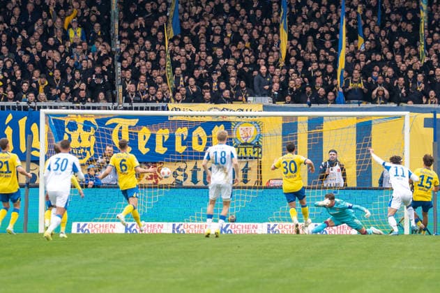 Germany Soccer, 2 Bundesliga, Matchday 30 2025 26, Eintracht Braunschweig Hertha BSC on 19 04 in Braunschweig, Eintracht Stadion Goal Penalty kept Ron Thorben Hoffmann Eintracht Braunschweig 1 Follow-up to 0 1 Fabian Reese Hertha BSC 11 Jubel Freude Emotionen Torjubel Copyright: xSvenxHeidmannx