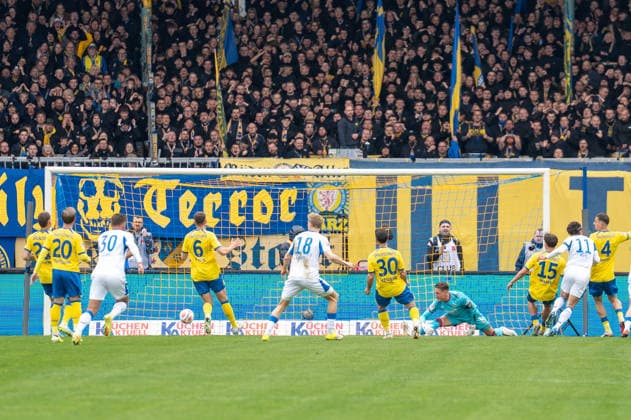Germany Soccer, 2 Bundesliga, Matchday 30 2025 26, Eintracht Braunschweig Hertha BSC on 19 04 in Braunschweig, Eintracht Stadion Goal Penalty kept Ron Thorben Hoffmann Eintracht Braunschweig 1 Follow-up to 0 1 Fabian Reese Hertha BSC 11 Jubel Freude Emotionen Torjubel Copyright: xSvenxHeidmannx