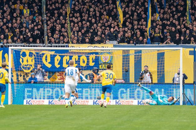 Germany Soccer, 2 Bundesliga, Matchday 30 2025 26, Eintracht Braunschweig Hertha BSC on 19 04 in Braunschweig, Eintracht Stadion Goal Penalty kept Ron Thorben Hoffmann Eintracht Braunschweig 1 Follow-up to 0 1 Fabian Reese Hertha BSC 11 Jubel Freude Emotionen Torjubel Copyright: xSvenxHeidmannx