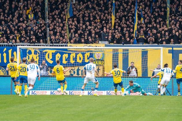 Germany Soccer, 2 Bundesliga, Matchday 30 2025 26, Eintracht Braunschweig Hertha BSC on 19 04 in Braunschweig, Eintracht Stadion Goal Penalty kept Ron Thorben Hoffmann Eintracht Braunschweig 1 Follow-up to 0 1 Fabian Reese Hertha BSC 11 Jubel Freude Emotionen Torjubel Copyright: xSvenxHeidmannx