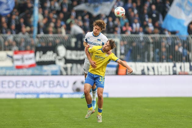 19 04 2025, xtgx, Soccer 2 Bundesliga, Eintracht Braunschweig Hertha BSC Berlin v l Linus Gechter Hertha, 44 , Max Marie Braunschweig, 15 duel, duel, fight, tackle DFL DFB REGULATIONS PROHIBIT ANY USE OF PHOTOGRAPHS as IMAGE SEQUENCES and or QUASI VIDEO Braunschweig