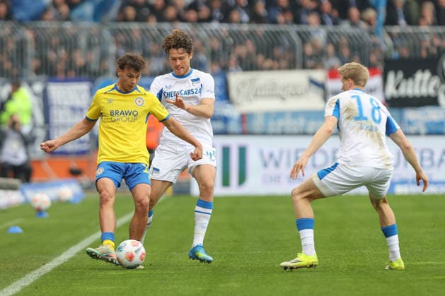 19 04 2025, xtgx, Soccer 2 Bundesliga, Eintracht Braunschweig Hertha BSC Berlin v l Max Marie Braunschweig, 15 Linus Gechter Hertha, 44 duel, fight, tackle DFL DFB REGULATIONS PROHIBIT ANY USE OF PHOTOGRAPHS as IMAGE SEQUENCES and or QUASI VIDEO Braunschweig