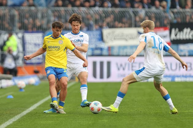 19 04 2025, xtgx, Football 2 Bundesliga, Eintracht Braunschweig Hertha BSC Berlin v l Max Marie Braunschweig, 15 Linus Gechter Hertha, 44 , Luca Schuler Hertha, 18 Zweikampf, Duell, Kampf, tackle DFL DFB REGULATIONS PROHIBIT ANY USE OF PHOTOGRAPHS as IMAGE SEQUENCES and or QUASI VIDEO Braunschweig
