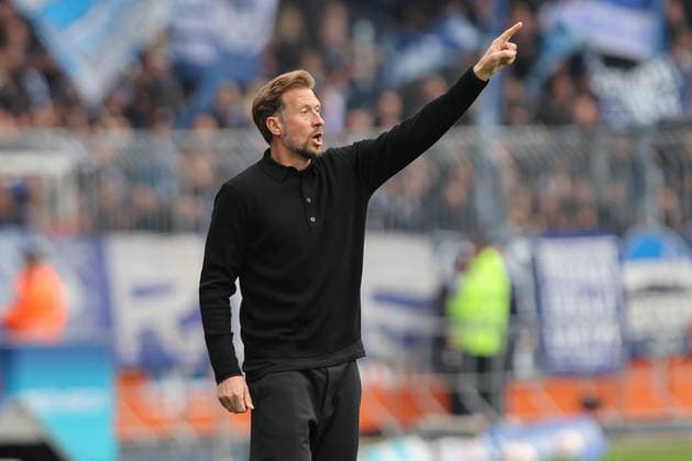 19 04 2025, xtgx, Fußball 2 Bundesliga, Eintracht Braunschweig Hertha BSC Berlin v l Lars Kornetka Braunschweig, Trainer gibt Anweisungen, gestikuliert mit den Armen, gesticulate, gives instructions DFL DFB REGULATIONS PROHIBIT ANY USE OF PHOTOGRAPHS as IMAGE SEQUENCES and or QUASI VIDEO Braunschweig