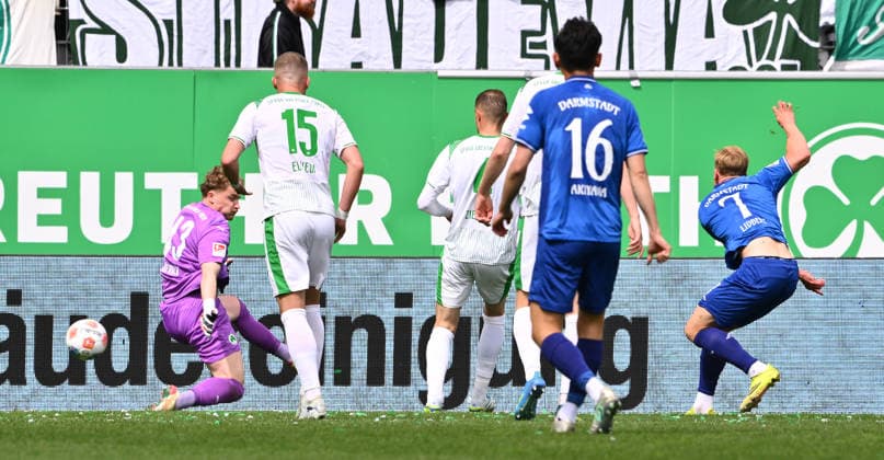19 04 2026 Soccer Season 2025 2026 2 Soccer Bundesliga 30 Matchday SpVgg Greuther Fürth Kleeblatt SV Darmstadt 98 Lilien Sportfoto Zink xwoxzix DFL regulations prohibit any use of photographs as image sequences and or quasi video only for editorial use Isac Lidberg 7, SV Darmstadt 98 D98 SV98 erzielt Treffer Tor Torschuß zum 0 1 gegen Silas Prüfrock 43, SpVgg Greuther Fürth