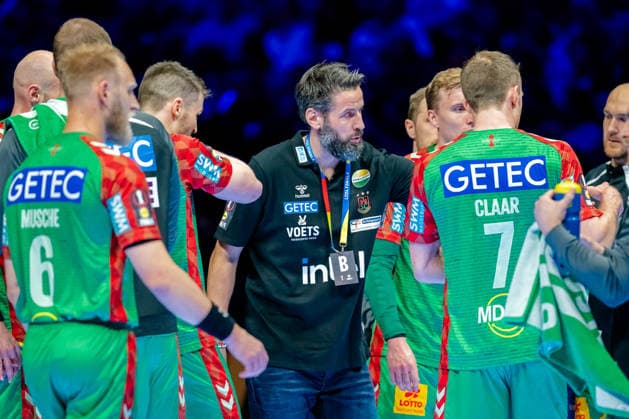 Cologne, 19 04 2026, Handball, Men, Lidl Final4, DHB Pokal, Match for 3rd place, TBV Lemgo Lippe SC Magdeburg Bennet Wiegert SC Magdeburg gives instructions during a time-out Cologne Lanxess Arena NRW Germany