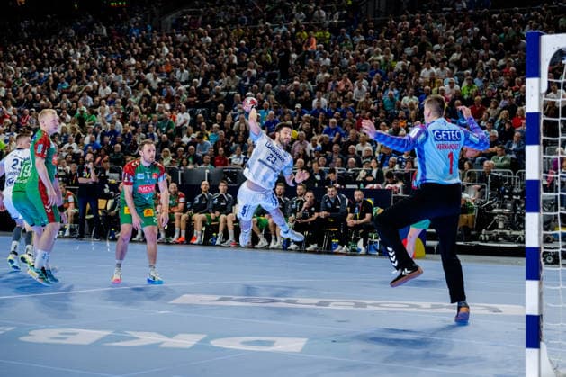 Cologne, 19 04 2026, Handball, Men, Lidl Final4, DHB Pokal, Match for 3rd place, TBV Lemgo Lippe SC Magdeburg Tim Suton TBV Lemgo, 23 on goal throw against Constantin Möstl TBV Lemgo, 1 Köln Lanxess Arena NRW Germany