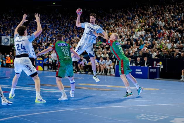 Cologne, 19 04 2026, Handball, Men, Lidl Final4, DHB Pokal, Match for 3rd place, TBV Lemgo Lippe SC Magdeburg Hendrik Wagner TBV Lemgo, 28 in duel with Magnus Saugstrup SC Magdeburg, 23 Cologne Lanxess Arena NRW Germany
