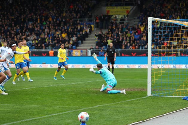 19 04 2026, Soccer, Men, 2 BL, Season 2025 2026, Eintracht Braunschweig vs Hertha BSC Berlin Penalty kick by Fabian Reese Hertha BSC DFL DFB REGULATIONS PROHIBIT ANY USE OF PHOTOGRAPHS as IMAGE SEQUENCES and or QUASI VIDEO Stadion an der Hamburger Straße Niedersachsen Germany
