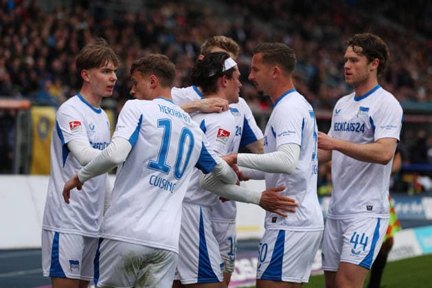19 04 2026, Soccer, Men, 2 BL, Season 2025 2026, Eintracht Braunschweig vs Hertha BSC Berlin Fabian Reese Hertha BSC cheers with teammates after his penalty goal to 0 1 DFL DFB REGULATIONS PROHIBIT ANY USE OF PHOTOGRAPHS as IMAGE SEQUENCES and or QUASI VIDEO Stadion an der Hamburger Straße Niedersachsen Germany