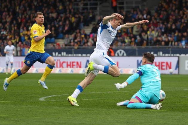 19 04 2026, Soccer, Men, 2 BL, Season 2025 2026, Eintracht Braunschweig vs Hertha BSC Berlin Goalkeeper Ron Thorben Hoffmann Eintracht Braunschweig , Luca Schuler Hertha BSC DFL DFB REGULATIONS PROHIBIT ANY USE OF PHOTOGRAPHS as IMAGE SEQUENCES and or QUASI VIDEO Stadion an der Hamburger Straße Niedersachsen Germany