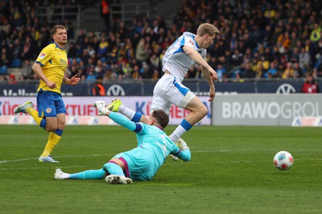 19 04 2026, Soccer, Men, 2 BL, Season 2025 2026, Eintracht Braunschweig vs Hertha BSC Berlin Goalkeeper Ron Thorben Hoffmann Eintracht Braunschweig , Luca Schuler Hertha BSC DFL DFB REGULATIONS PROHIBIT ANY USE OF PHOTOGRAPHS as IMAGE SEQUENCES and or QUASI VIDEO Stadion an der Hamburger Straße Niedersachsen Germany