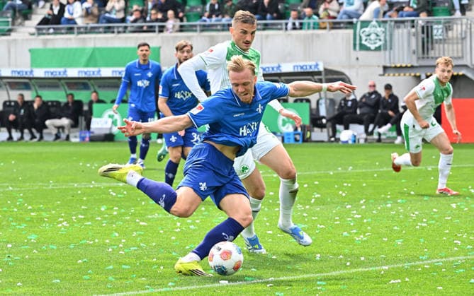 19 04 2026 Soccer Season 2025 2026 2 Soccer Bundesliga 30 Matchday SpVgg Greuther Fürth Kleeblatt SV Darmstadt 98 Lilien Sportfoto Zink MeZi xmexzix DFL regulations prohibit any use of photographs as image sequences and or quasi video only for editorial use Isac Lidberg 7, SV Darmstadt 98 D98 SV98 erzielt Treffer Tor Torschuß zum 0 1 gegen Philipp Ziereis 4, SpVgg Greuther Fürth