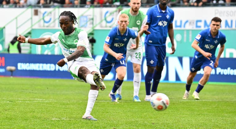 19 04 2026 Soccer Season 2025 2026 2 Soccer Bundesliga 30 Matchday SpVgg Greuther Fürth Kleeblatt SV Darmstadt 98 Lilien Sportfoto Zink xwoxzix DFL regulations prohibit any use of photographs as image sequences and or quasi video only for editorial use Noel Futkeu 9, SpVgg Greuther Fürth erzielt Treffer Tor Torschuß zum 1 1 per Elfmeter Strafstoß