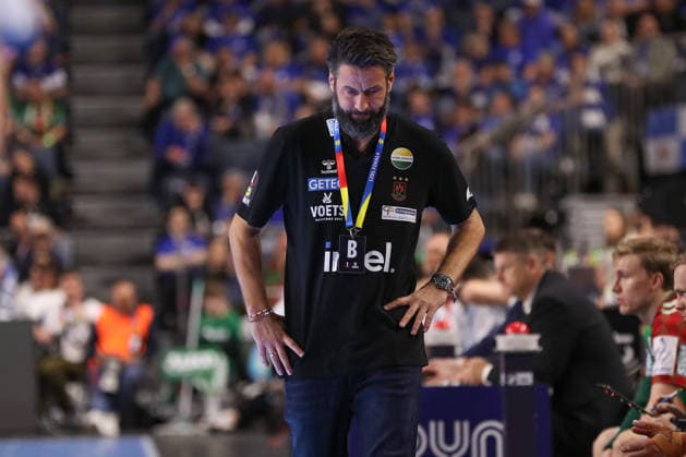 19 04 2026, xgox, Handball DHB Pokal match 3rd place SC Magdeburg TBV Lemgo Lippe emspor, v l Bennet Wiegert Magdeburg, coach disappointed, looks disappointed, disappointed, thoughtful Koeln