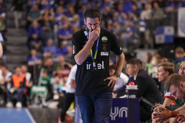 19 04 2026, xgox, Handball DHB Pokal match 3rd place SC Magdeburg TBV Lemgo Lippe emspor, v l Bennet Wiegert Magdeburg, coach disappointed, looks disappointed, disappointed, thoughtful Koeln