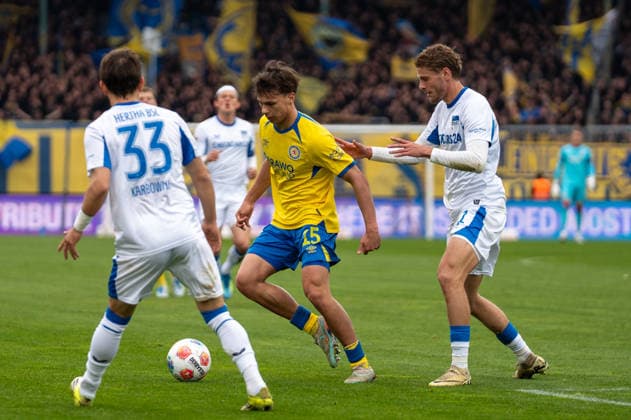Germany Soccer, 2 Bundesliga, Matchday 30 2025 26, Eintracht Braunschweig Hertha BSC on 19 04 in Braunschweig, Eintracht Stadion Max Marie Eintracht Braunschweig 15 Michal Karbownik Hertha BSC 33 Marton Dardai Hertha BSC 31 Copyright: xSvenxHeidmannx