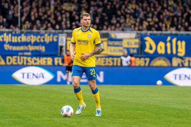 Germany Soccer, 2 Bundesliga, Matchday 30 2025 26, Eintracht Braunschweig Hertha BSC on 19 04 in Braunschweig, Eintracht Stadion Kevin Ehlers Eintracht Braunschweig 21 on the ball Copyright: xSvenxHeidmannx