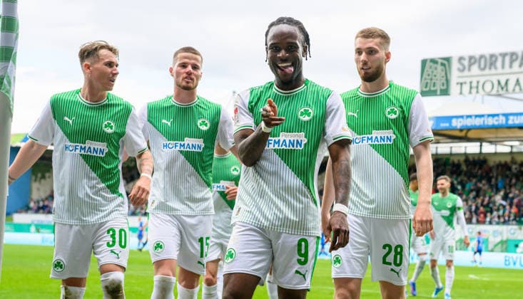 19 04 2026 Fußball Saison 2025 2026 2 Fußball Bundesliga 30 Spieltag SpVgg Greuther Fürth Kleeblatt SV Darmstadt 98 Lilien Sportfoto Zink xwoxzix DFL regulations prohibit any use of photographs as image sequences and or quasi video only for editorial use Torjubel Jubel nach Treffer Tor Torschuß zum 1 1 durch Noel Futkeu 9, SpVgg Greuther Fürth Felix Klaus 30, SpVgg Greuther Fürth Jan Elvedi 15, SpVgg Greuther Fürth Noel Futkeu 9, SpVgg Greuther Fürth Doni Edon Arifi 28, SpVgg Greuther Fürth