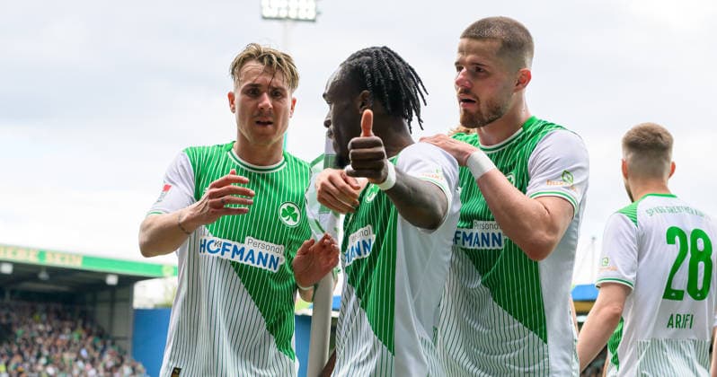 19 04 2026 Fußball Saison 2025 2026 2 Fußball Bundesliga 30 Spieltag SpVgg Greuther Fürth Kleeblatt SV Darmstadt 98 Lilien Sportfoto Zink xwoxzix DFL regulations prohibit any use of photographs as image sequences and or quasi video only for editorial use Torjubel Jubel nach Treffer Tor Torschuß zum 1 1 durch Noel Futkeu 9, SpVgg Greuther Fürth Felix Klaus 30, SpVgg Greuther Fürth Noel Futkeu 9, SpVgg Greuther Fürth Jan Elvedi 15, SpVgg Greuther Fürth Thumbs up Thumbs up