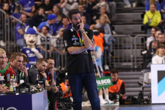 19 04 2026, xgox, Handball DHB Pokal match 3rd place SC Magdeburg TBV Lemgo Lippe emspor, v l Bennet Wiegert Magdeburg, coach disappointed, looks disappointed, disappointed, thoughtful Koeln