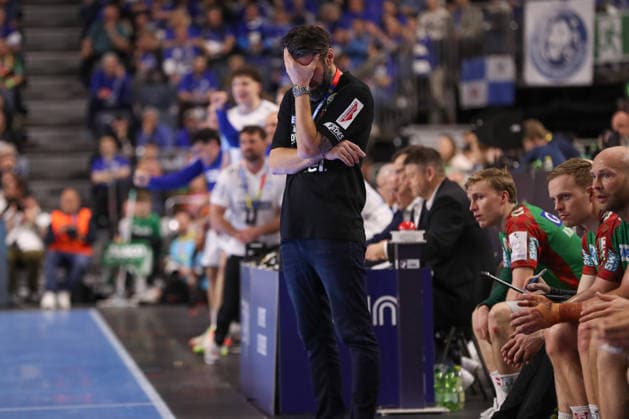 19 04 2026, xgox, Handball DHB Pokal match 3rd place SC Magdeburg TBV Lemgo Lippe emspor, v l Bennet Wiegert Magdeburg, coach disappointed, looks disappointed, disappointed, thoughtful Koeln
