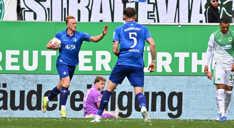 19 04 2026 Soccer Season 2025 2026 2 Soccer Bundesliga 30 Matchday SpVgg Greuther Fürth Kleeblatt SV Darmstadt 98 Lilien Sportfoto Zink xwoxzix DFL regulations prohibit any use of photographs as image sequences and or quasi video only for editorial use Torjubel Jubel Freude nach Treffer Torschuß zum 0 1 durch Isac Lidberg 7, SV Darmstadt 98 D98 SV98 Silas Prüfrock 43, SpVgg Greuther Fürth enttäuscht Enttäuschung