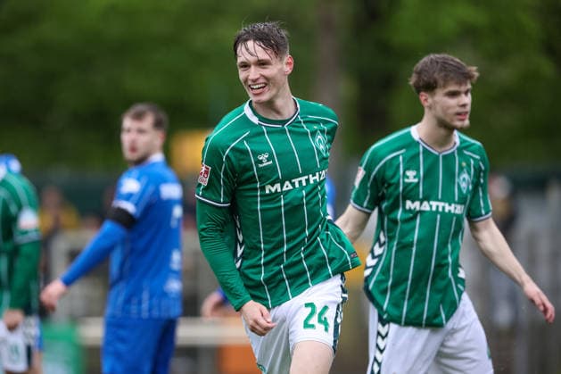 Torschütze Dominik Kasper (SV Werder Bremen II, 24) mit Torjubel, Jubel, jubeln, jubelt, optimistisch, Spielszene, Highlight, Freude über das Tor zum 1:0, 19.04.2026, Bremen (Deutschland), Fussball, Regionalliga Nord, SV Werder Bremen II - Bremer SV *** Goalscorer Dominik Kasper SV Werder Bremen II, 24 with goal celebration, cheering, jubilant, optimistic, match scene, highlight, joy about the goal to 1 0, 19 04 2026, Bremen Germany , Football, Regionalliga Nord, SV Werder Bremen II Bremer SV xobx