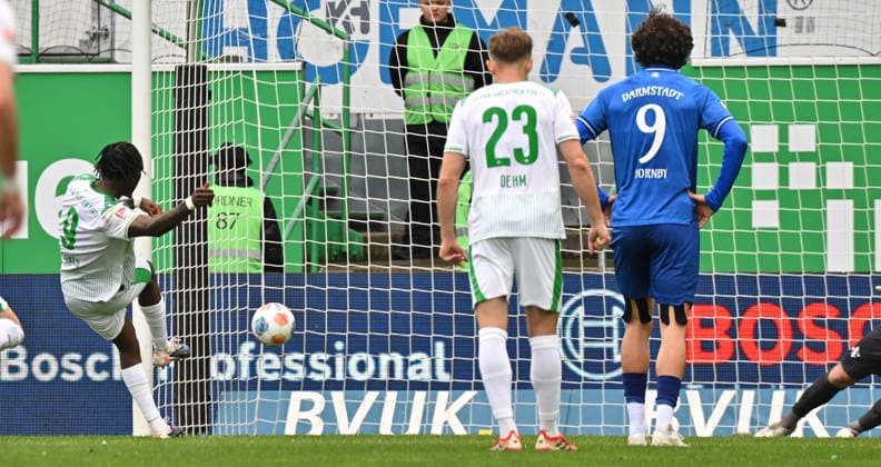 19 04 2026 Soccer Season 2025 2026 2 Soccer Bundesliga 30 Matchday SpVgg Greuther Fürth Kleeblatt SV Darmstadt 98 Lilien Sportfoto Zink MeZi xmexzix DFL regulations prohibit any use of photographs as image sequences and or quasi video only for editorial use Noel Futkeu 9, SpVgg Greuther Fürth erzielt Treffer Tor Torschuß zum 1 1 per Elfmeter Strafstoß