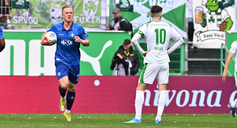 19 04 2026 Soccer Season 2025 2026 2 Soccer Bundesliga 30 Matchday SpVgg Greuther Fürth Kleeblatt SV Darmstadt 98 Lilien Sportfoto Zink xwoxzix DFL regulations prohibit any use of photographs as image sequences and or quasi video only for editorial use Torjubel Jubel nach Treffer Torschuß zum 0 1 durch Isac Lidberg 7, SV Darmstadt 98 D98 SV98 Branimir Hrgota 10, SpVgg Greuther Fürth enttäuscht Enttäuschung