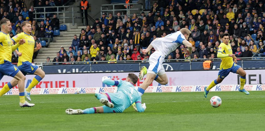 Luca Schuler Hertha BSC Berlin is fouled by goalkeeper Ron Thorben Hoffmann Eintracht Braunschweig, penalty kick is awarded Football, Men, Season 2025 2026 2 BL, Eintracht Stadion, Eintracht Braunschweig vs Hertha BSC Berlin DFL REGULATIONS PROHIBIT ANY USE OF PHOTOGRAPHS AS IMAGE SEQUENCES AND OR QUASI VIDEO
