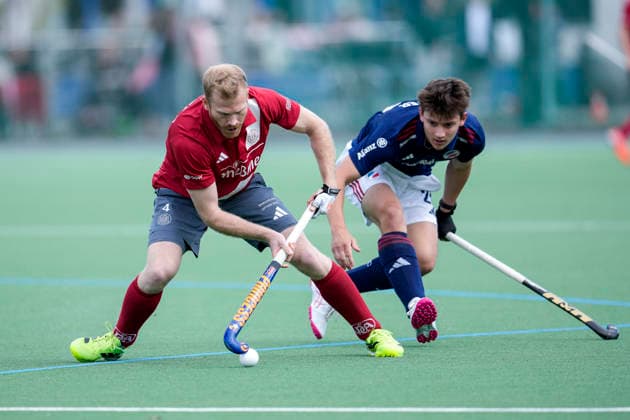 v.li.: Andrew Hobson (DCadA, 4), Benedikt Geyer (MHC, 20), Zweikampf, Spielszene, Duell, duel, tackle, tackling, Dynamik, Action, Aktion, 19.04.2026, Mannheim (Deutschland), Hockey, 1. Bundesliga, Herren, Mannheimer HC - Der Club an der Alster *** v li Andrew Hobson DCadA, 4 , Benedikt Geyer MHC, 20 , duel, duel, tackle, tackling, dynamics, action, action, 19 04 2026, Mannheim Germany , Hockey, 1 Bundesliga, Men, Mannheimer HC Der Club an der Alster xozx